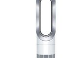 un ventilateur sur pied blanc et argent posé sur une table