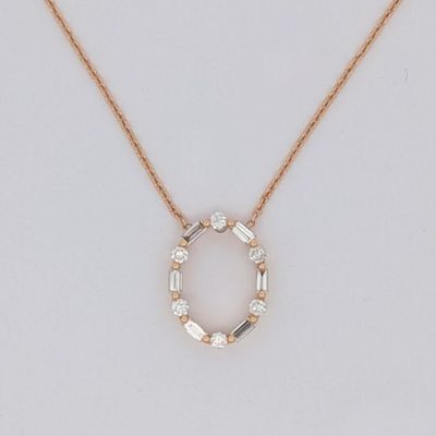 un collier blanc et doré, orné d'un motif circulaire sur une chaîne
