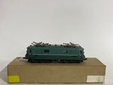 une image représentant une locomotive verte posée sur une boîte en carton