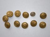 un tas de pièces d'or posées sur une table blanche