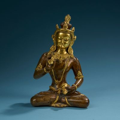 TIBET. Statuette de Vajrasattva assis en bronze à patine bru…