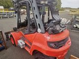 a forklift truck that is parked in the parking lot
