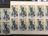 timbres-poste représentant un homme tenant une raquette de tennis