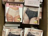des cartons de sous-vêtements sont empilés les uns sur les autres dans un carton