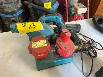 un grand nombre d'outils posés sur une table