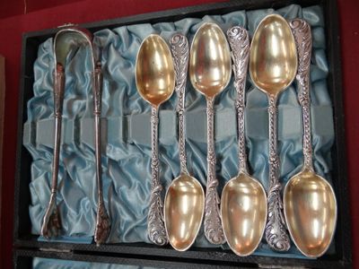 Six petites cuillères métal doré et une pince à sucre métal … - Photo 1