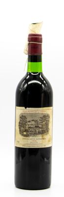 une bouteille de vin posée sur une table