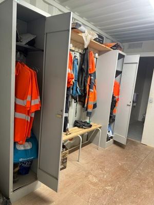 un grand casier contenant beaucoup de vêtements