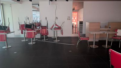 une pièce où il y a beaucoup de chaises et de tables rouges