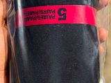 une personne tenant un sac de café à la main
