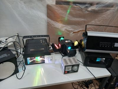 une table sur laquelle sont posés de nombreux appareils électroniques