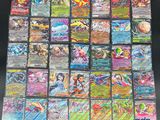 une grande collection de cartes Pokémon posée sur une table