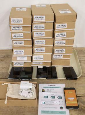 Plusieurs boîtes de téléphones portables sont posées les unes à côté des autres sur une table.