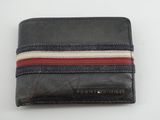 un portefeuille noir à rayures rouges, blanches et bleues