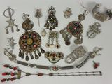 de nombreux types de bijoux exposés sur un fond blanc