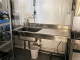une cuisine avec un évier et une poubelle