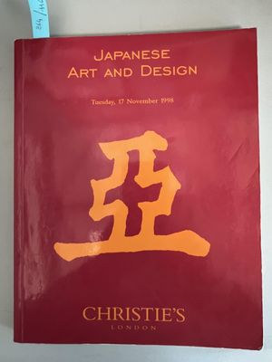 un livre rouge orné d'une inscription dorée, posé sur une table