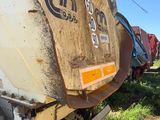 un camion garé sur le côté de la route