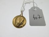 une image représentant une médaille d'or à laquelle est attachée une étiquette
