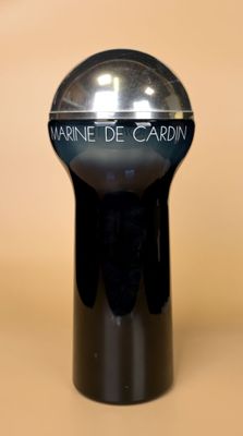 gros plan d'un flacon de parfum sur une table
