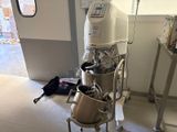 une machine posée sur un chariot dans une pièce