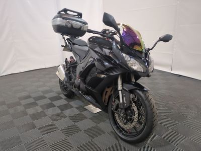 une moto qui est garée dans une pièce dont le sol est en damier