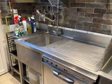 un évier en inox dans une cuisine, à côté d'un lave-vaisselle