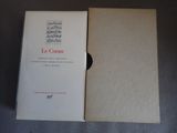 un livre ouvert sur une table