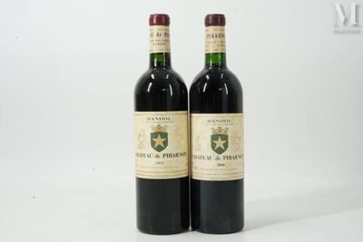 deux bouteilles de vin posées l'une à côté de l'autre sur une surface blanche