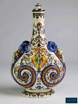 un vase avec un oiseau posé sur une table