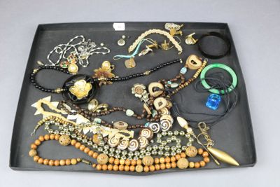un plateau noir sur lequel sont disposés de nombreux bijoux
