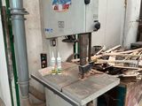 une machine posée au milieu d'un tas de bois
