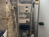 une image représentant une pièce dans laquelle se trouve une échelle