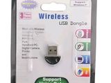 une clé USB branchée sur un téléphone