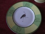une assiette sur laquelle est représentée une autruche