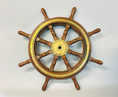 un gros plan d'un volant en bois sur fond blanc