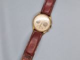 une photo d'une montre-bracelet posée sur une table, avec une étiquette de prix dessus