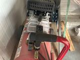 une image d'un petit compresseur d'air dans un garage