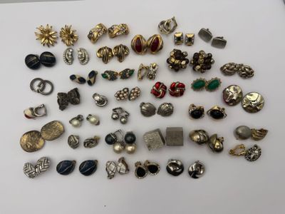 une sélection de boucles d'oreilles de différents styles sur un fond blanc