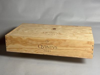 une boîte en bois vide posée sur une table blanche