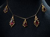 gros plan d'un collier sur un mannequin mannequin mannequin mannequin mannequin mannequin mannequin mannequin mannequin
