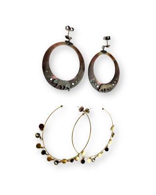 trois paires de boucles d'oreilles créoles et une paire de boucles d'oreilles créoles sur fond blanc