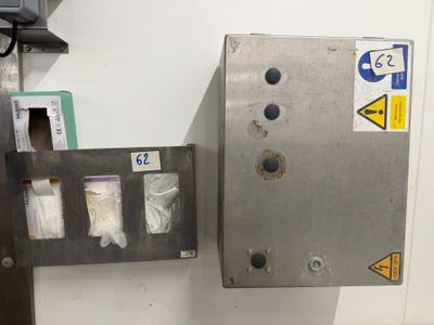 une image représentant une boîte métallique contenant tout un tas d'objets