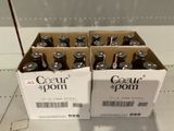 des cartons contenant quatre canettes de soda posés sur un comptoir