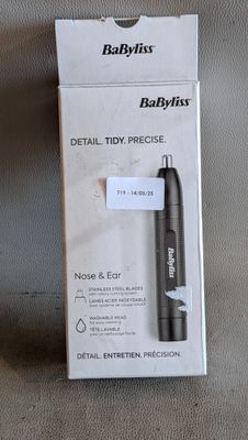 un stylo noir qui se trouve dans une boîte posée sur une table