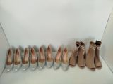 Plusieurs paires de chaussures sont alignées sur une étagère
