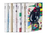 un grand nombre de livres empilés les uns sur les autres