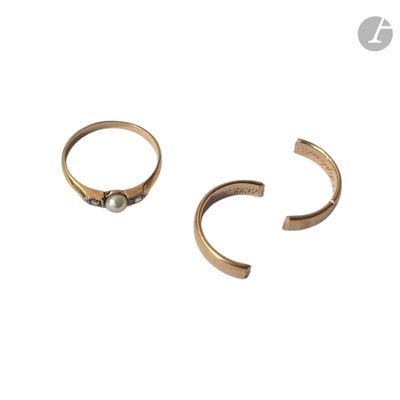 une paire de bagues en or ornées d'une perle de chaque côté