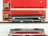 deux trains miniatures exposés sur une surface blanche