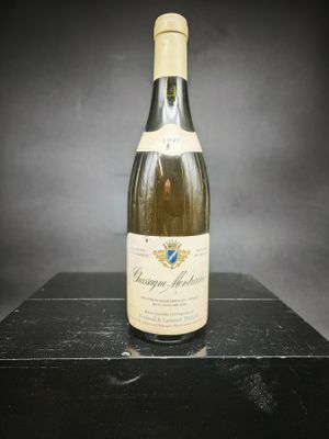 une bouteille de vin posée sur une table